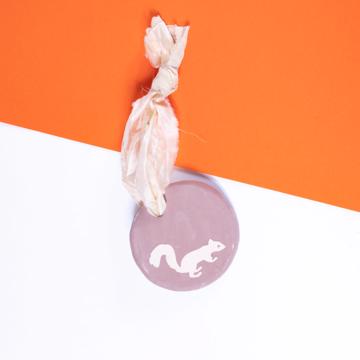 Squirell Fragrance Medal in earthenware, light purple, bergamot [1]