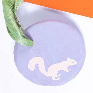 Squirell Fragrance Medal in earthenware, lila, bergamot [2]