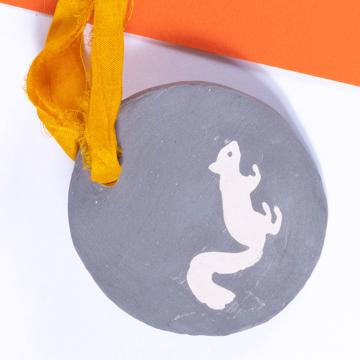 Squirell Fragrance Medal in earthenware, gray, bergamot [2]