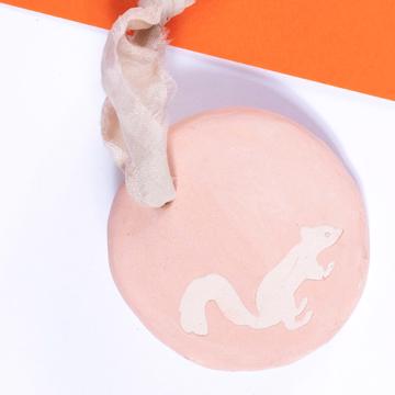 Médaille de Senteur Ecureuil en faïence, rose clair, earl grey [2]