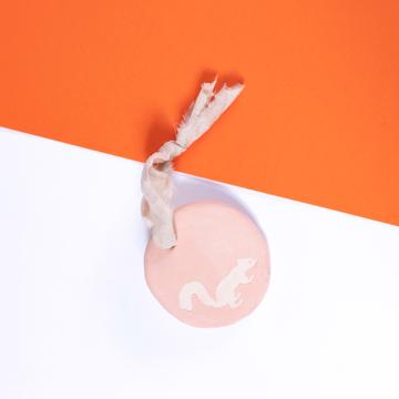 Médaille de Senteur Ecureuil en faïence, rose clair, earl grey [1]