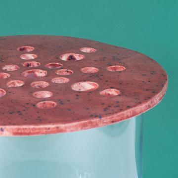 Disque pique-fleurs en faïence , rouge foncé, 21 cm de diam. [2]