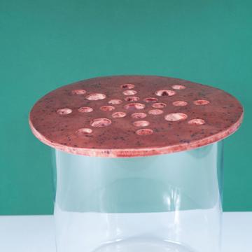 Disque pique-fleurs en faïence , rouge foncé, 21 cm de diam. [1]