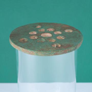 Flower pic disc in earthenware , moss green , 13,5 cm diam. [1]