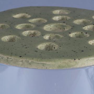 Disque pique-fleurs en faïence , vert prairie, 17 cm de diam. [2]