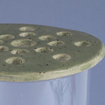 Disque pique-fleurs en faïence , vert prairie, 17 cm de diam. [4]