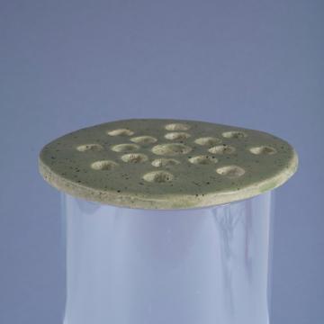 Disque pique-fleurs en faïence , vert prairie, 17 cm de diam. [1]