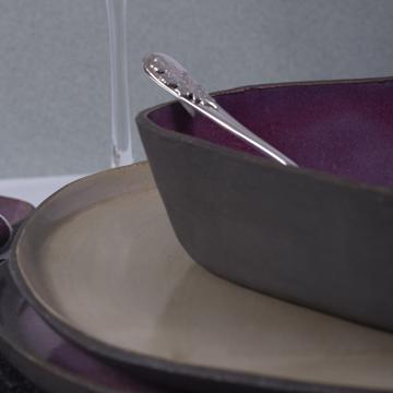 Table dressée avec les assiette Black Stone rose, multicolore, ensemble avec 3 couverts - modèle feuille d'argent [4]
