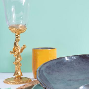 Table dressée avec l'assiette Oiseau miel, multicolore, ensemble avec 3 couverts - modèle vague [2]