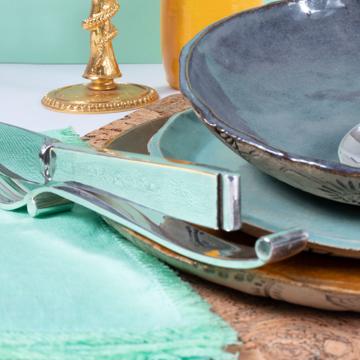 Table dressée avec l'assiette Oiseau miel, multicolore, ensemble avec 3 couverts - modèle vague [3]