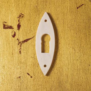 Entrée de serrure en os sculpté, blanc, oval [1]