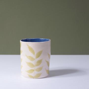 Gobelet Feuillage en faïence tournée, bleu foncé [1]