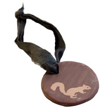 Squirell Fragrance Medal in earthenware, light grey, bergamot