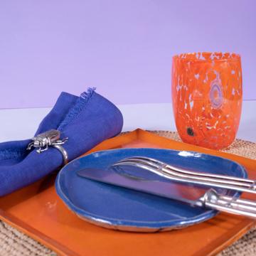 Table dressée avec l'assiette Oiseau orange, multicolore, ensemble avec 2 couverts - modèle 1927 [6]