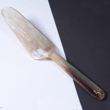 Pelle à Tarte Fluide en Corne