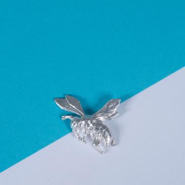 Pin's Abeille en cuivre argenté, argent [1]