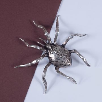 Grand pin's Araignée en métal doré ou argenté, argent [1]