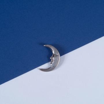 Pin's Lune en cuivre , argent [1]