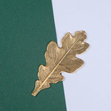 Grand pin's Feuille de chêne en métal doré ou argenté