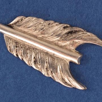 Pin's Flèche en cuivre argenté, argent [4]