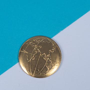 Pin's Planisphère en cuivre , or mat, recto [1]