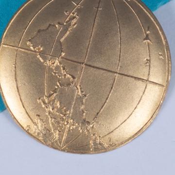 Pin's Planisphère en cuivre , or mat, verso [4]