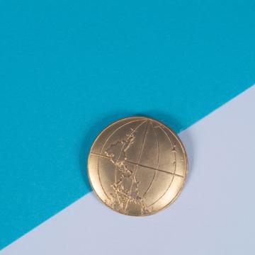 Pin's Planisphère en cuivre , or mat, verso [1]
