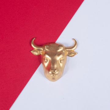 Pin's Taureau en cuivre argenté, or mat [1]