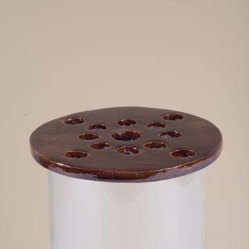 Disque pique-fleurs en faïence , marron, 13,5 cm de diam. [1]