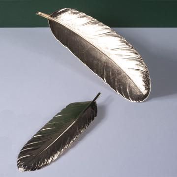 Plume estampée en métal argenté ou doré