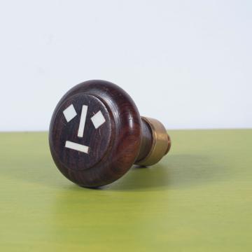 Face door handle in wood and brass