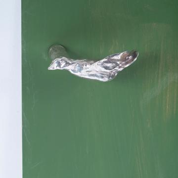 Poignée de porte Oiseau en métal patiné