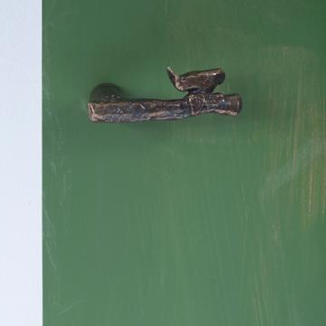Poignée de porte Oiseau sur Branche en métal patiné