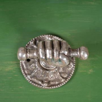 Poignée de porte Main en métal patiné, argent, avec rondelle  [1]