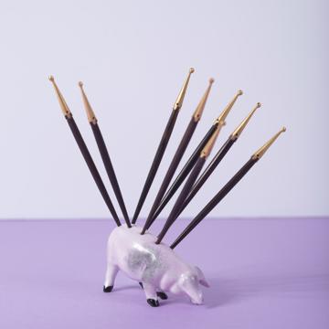 Porte pique Cochon en porcelaine, rose clair, ebène et or [1]