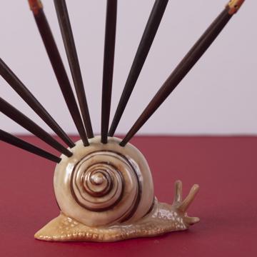 Porte pique Escargot en porcelaine, beige, ebène et or [2]