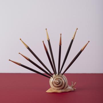 Porte pique Escargot en porcelaine, beige, ebène et or [1]