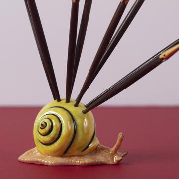 Porte pique Escargot en porcelaine, jaune, ebène et or [2]
