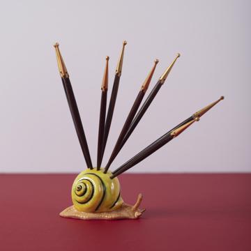 Porte pique Escargot en porcelaine, jaune, ebène et or [1]