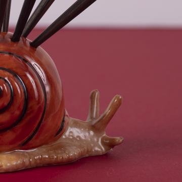 Porte pique Escargot en porcelaine, marron, ebène et or [6]