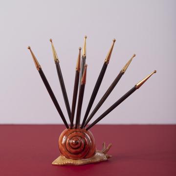 Porte pique Escargot en porcelaine, marron, ebène et or [1]