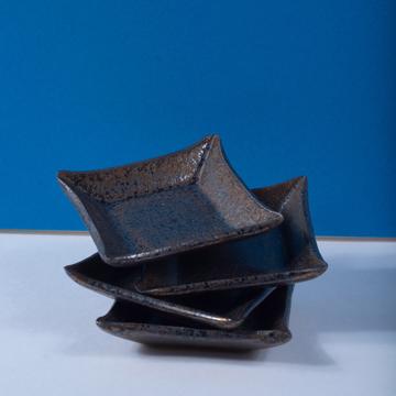 Black Gold tableware in stamped sandstone, bronze, 8 x 8 cm [1]