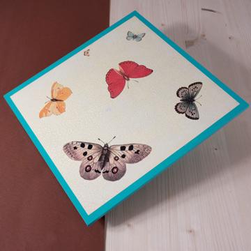 Butterfly placemat in chromo on wood