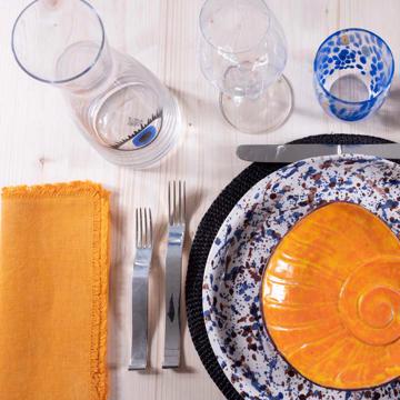 Table dressée avec les assiettes Drip et Nautile, multicolore, ensemble avec 7 couverts - modèle vague [2]
