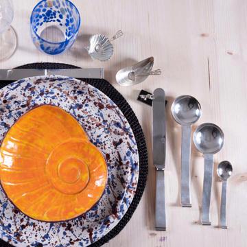 Table dressée avec les assiettes Drip et Nautile, multicolore, ensemble avec 7 couverts - modèle vague [3]