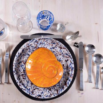 Table dressée avec les assiettes Drip et Nautile, multicolore, ensemble avec 7 couverts - modèle vague [1]