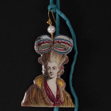 Boucles d'oreilles Marquises en découpage, brun, oreille percée [2]