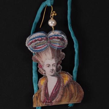 Boucles d'oreilles Marquises en découpage, brun, oreille percée [3]