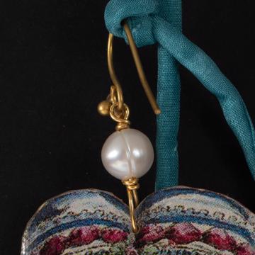 Boucles d'oreilles Marquises en découpage, brun, oreille percée [4]
