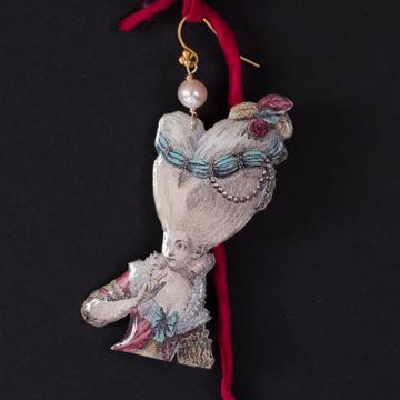 Boucles d'oreilles Marquises en découpage, jaune paille, oreille percée [3]